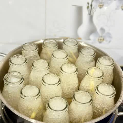 Các hũ yến xếp trong nồi chưng cách thuỷ tại bếp